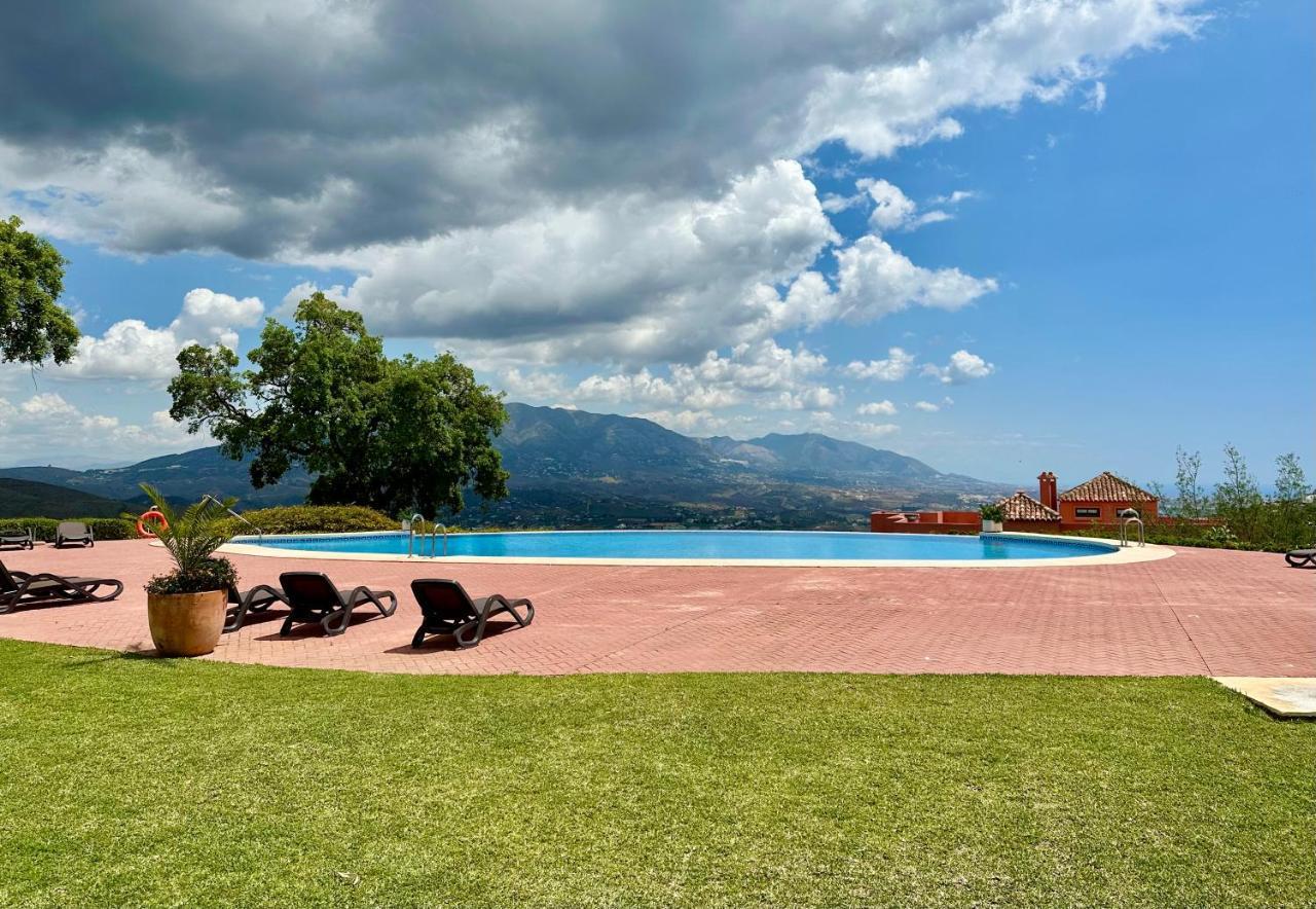 Bright In The Hills Of Elviria Appartement