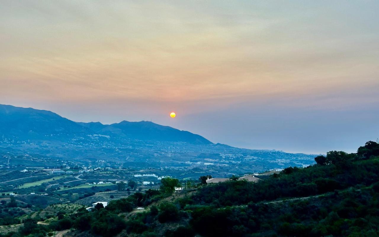 Bright In The Hills Of Elviria Appartement